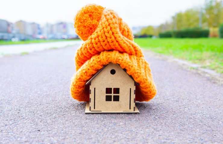 sagoma di casa con cappello per strada