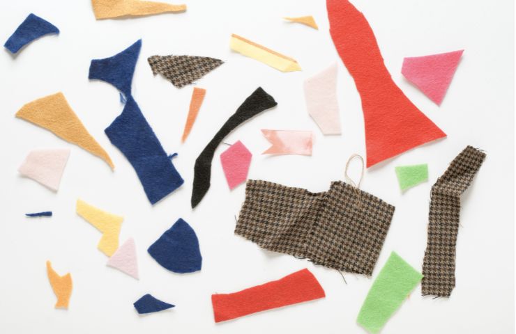 vecchi pezzi di stoffa su sfondo bianco