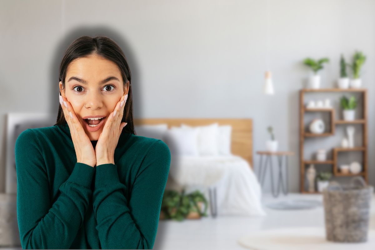 camera da letto in casa e donna sorpresa