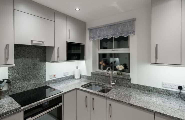 cucina con piano da lavoro in granitoi