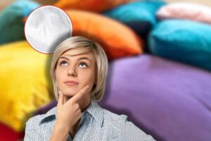 cuscini di diversi colori, imbottitura in icona rossa e donna che pensa