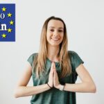 donna sorridente e soddisfatta e logo eurospin