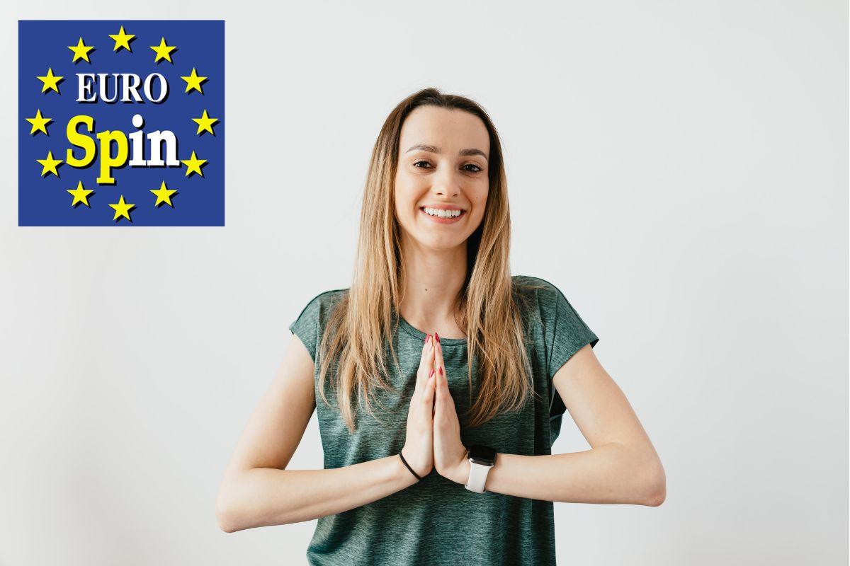 donna sorridente e soddisfatta e logo eurospin
