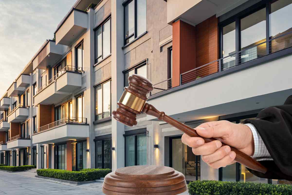 condominio e mano di un giudice con martelletto