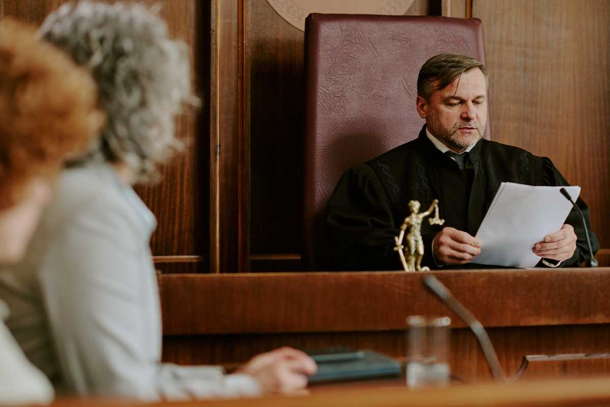 giudice con persone in aula