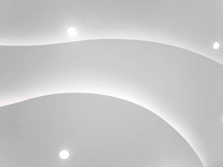 primo piano di una controsoffittatura con faretti integrati