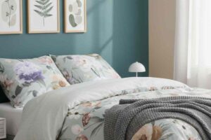 copriletto floreale in una stanza con pareti polverose e quadri botanici