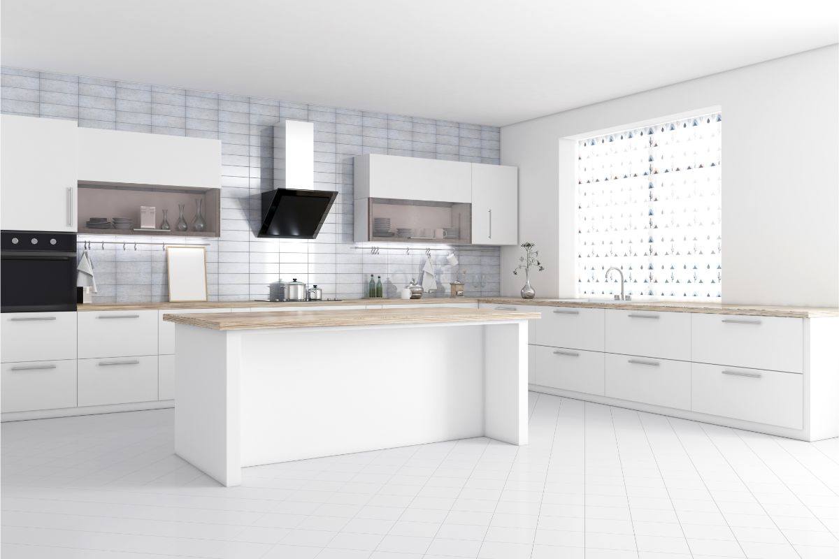 immagine di una cucina tutta bianca con isola anch'essa bianca