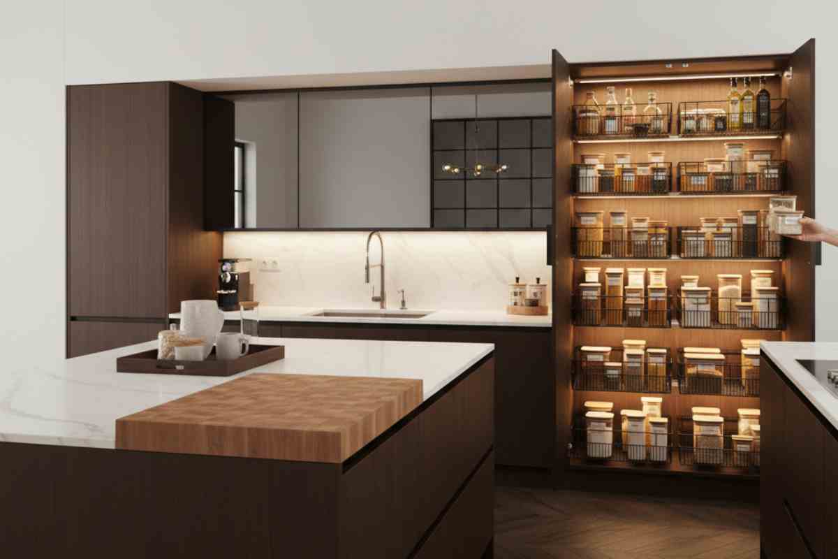 cucina molto ampia con isola e dispensa e luci led