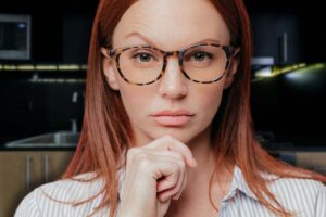 cucina nero sullo sfondo e donna che pensa in primo piano