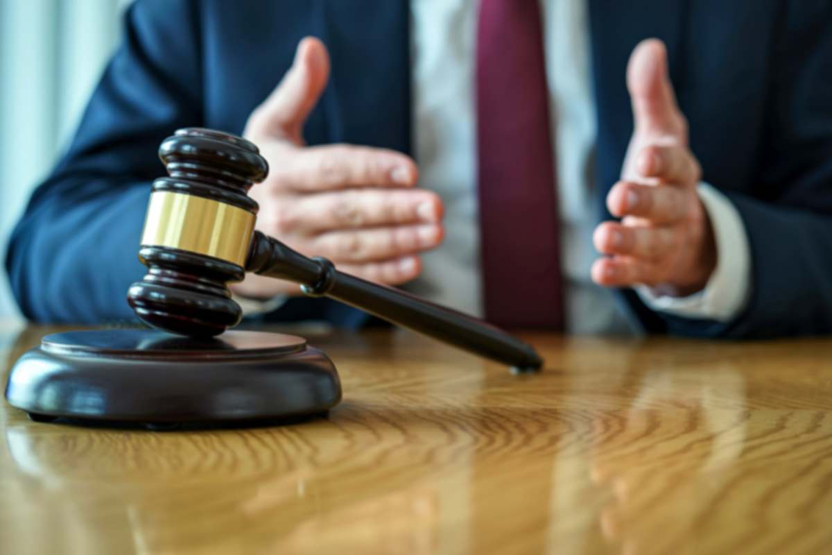 avvocato con martelletto davanti 