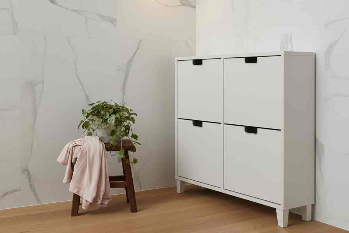 mobile bianco ikea in un bagno elegante