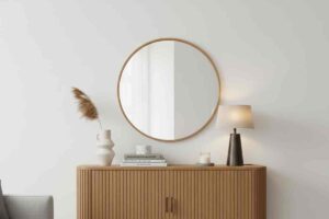 credenza di legno chiaro in un salotto