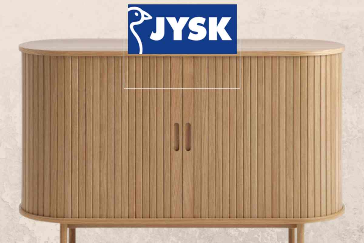 madia jysk stile scandinavo di legno chiaro con ante cannettate