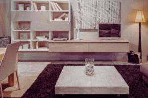 salotto chiaro con mobile standard per la tv