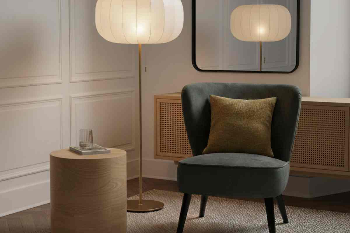 poltrona verde in un salotto neutro