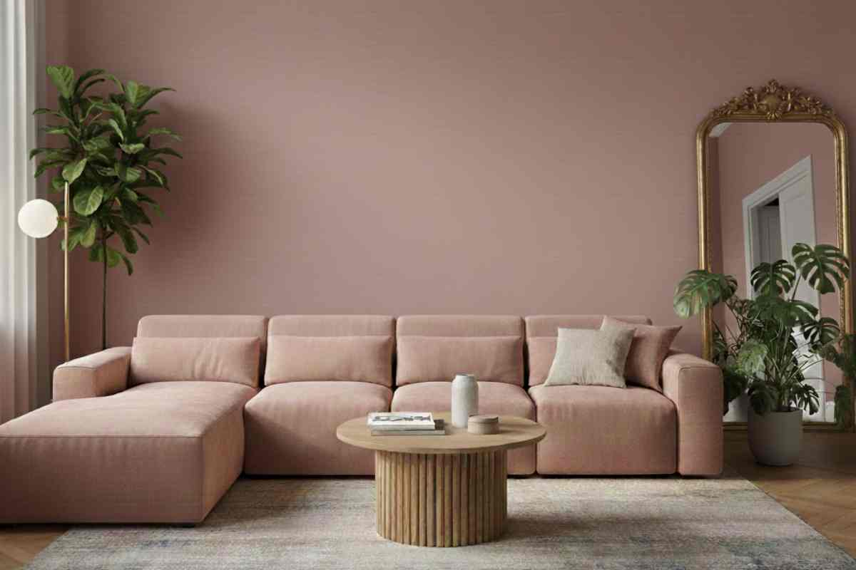 salotto con pareti rosa polveroso