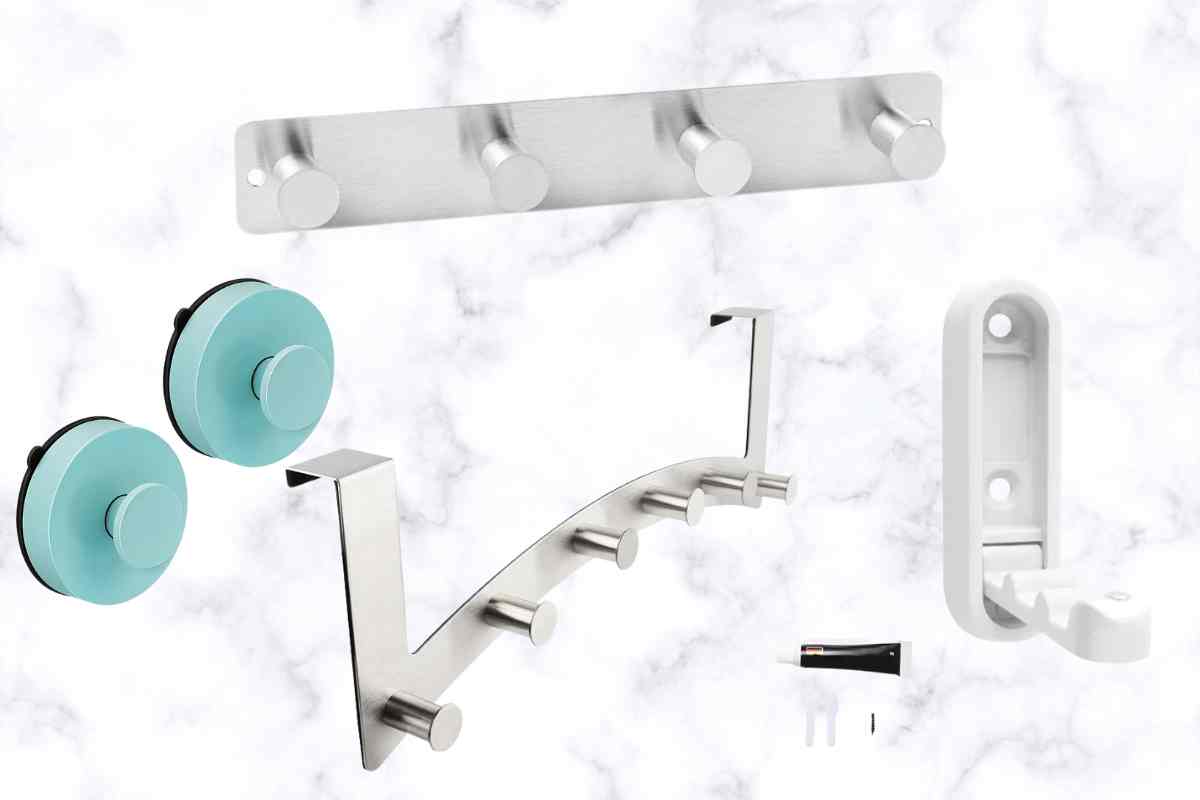 vari ganci metallici da muro per appendere abiti, cappotti, borse e cappelli