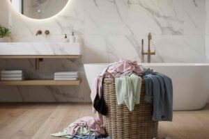 cesta dei panni sporchi in un bagno elegante
