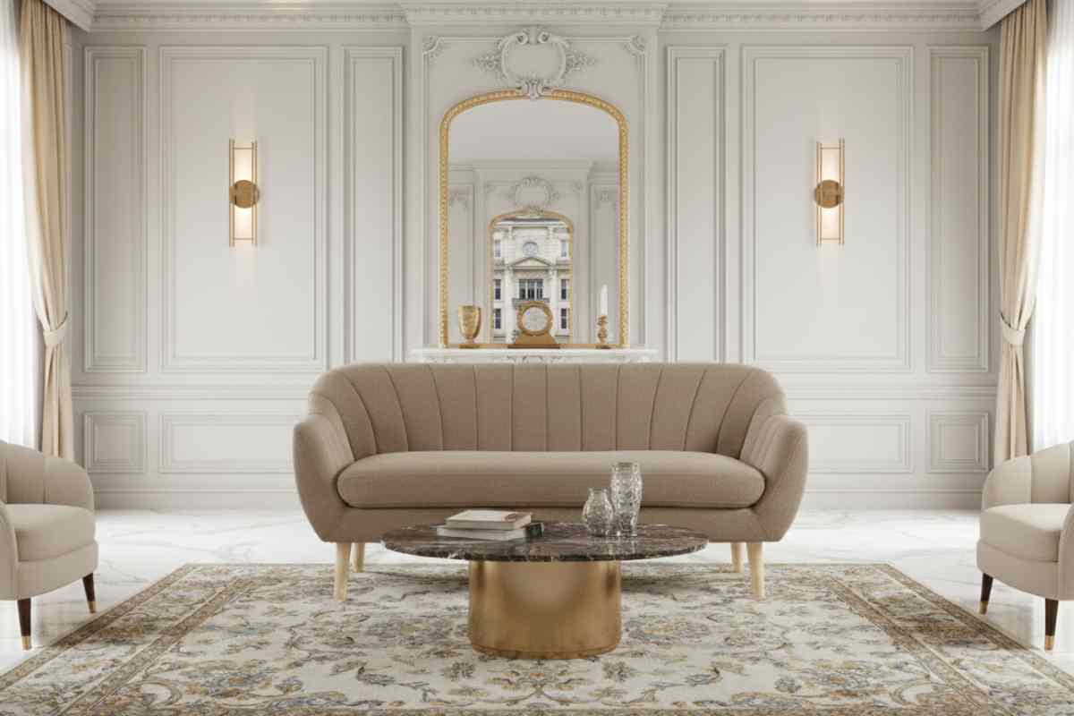 divano jysk chiaro in un salotto ampio con tappeto persiano specchi e candelabri e bouserie