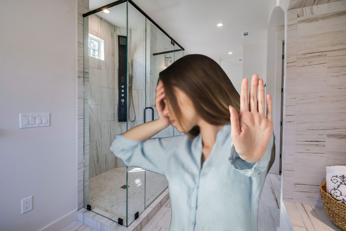 donna che dice stop e sfondo di un bagno con doccia