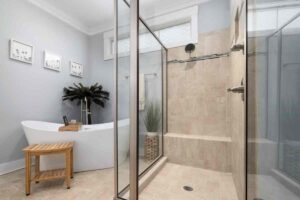 doccia con soffione, in un bagno elegante