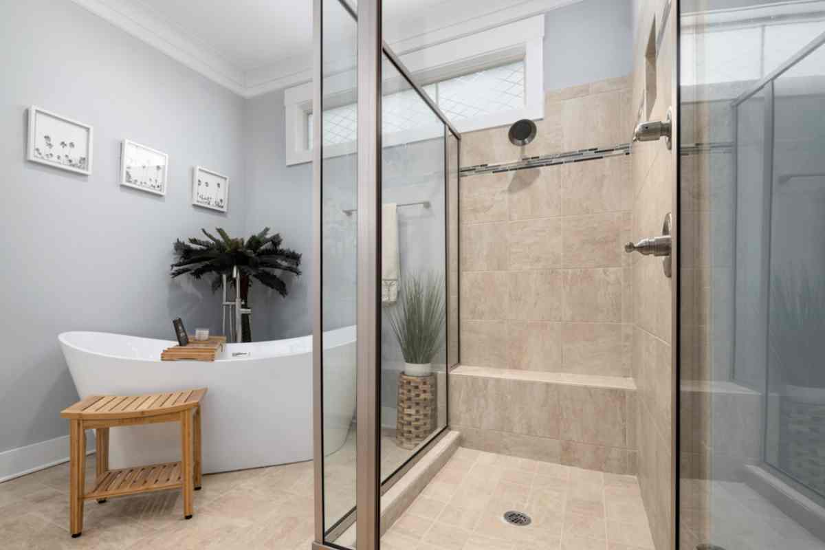 doccia con soffione, in un bagno elegante