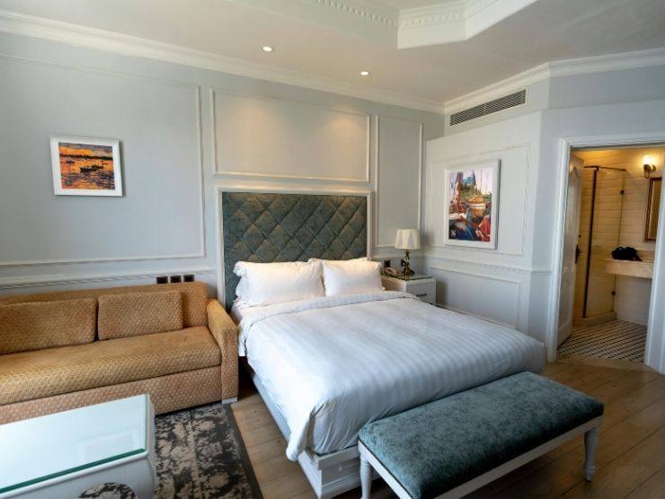 camera da letto moderna con bagno al suo interno