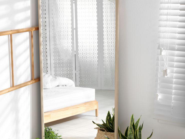 immagine di un letto riflessa in uno specchio