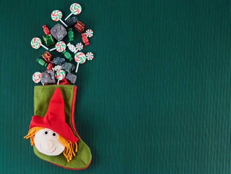 calza della befana di stoffa con dolcetti