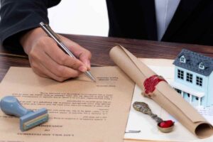 persona che scrive siggliio e casa in modellino