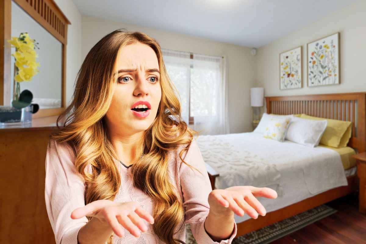 ragazza con disappunto che guarda una camera da letto arredata male