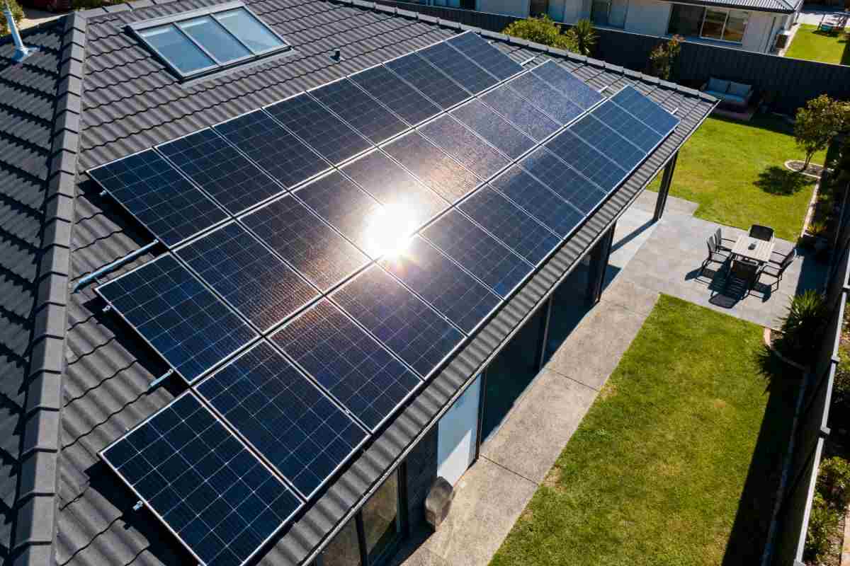 impianto fotovoltaico su un tetto di una casa