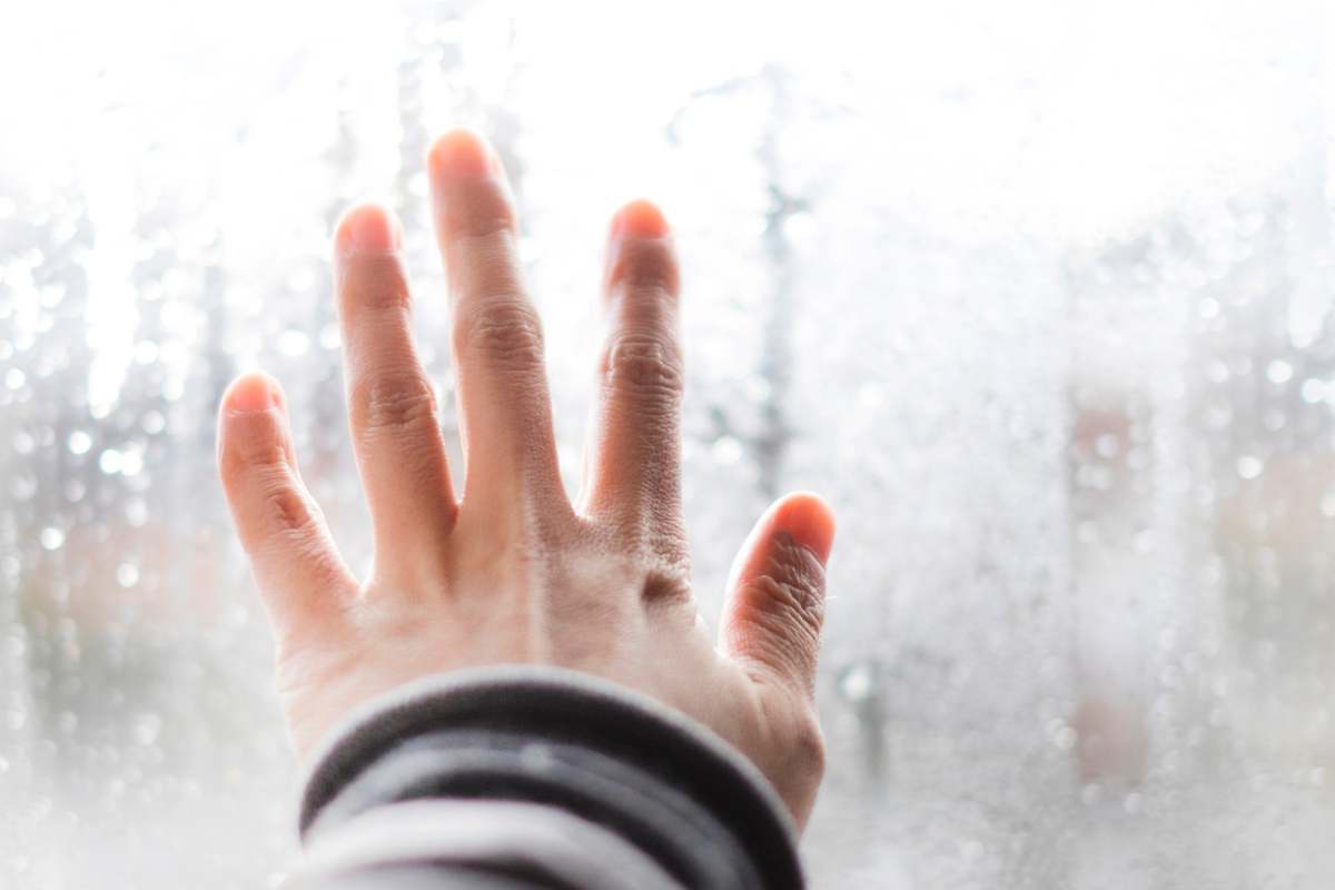 mano su vedtro con condensa