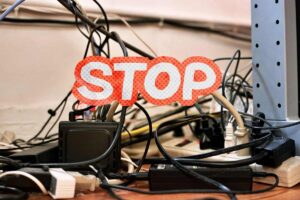 groviglio di fili e scritta stop