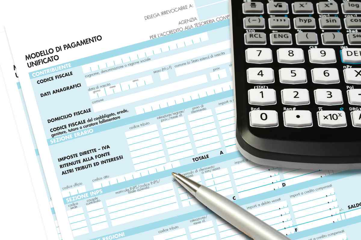 calcolatrice, penna e foglio per f24