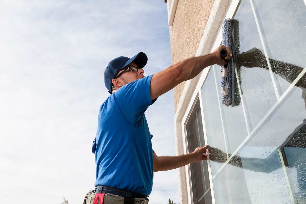 uomo che lava finestra 