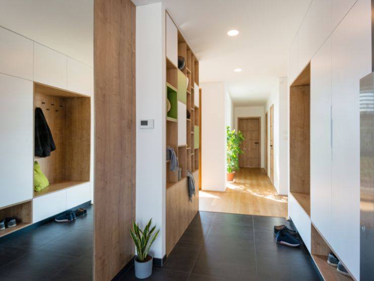 vista di un ingresso di casa moderno e bel illuminato