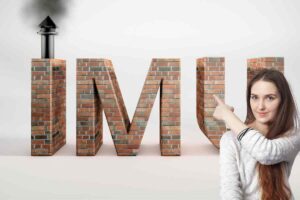 scritta imu con fumo dal comignolo e donna che indica