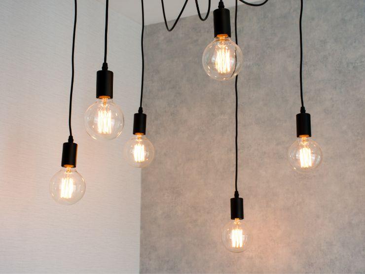 piccole lampadine appese al soffitto