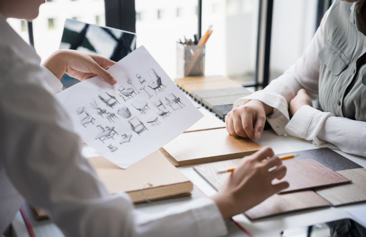 due persone che scelgono l'arredamento di casa