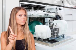 donna che fa segno non con la mano e lavastoviglie sullo sfondo