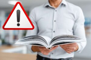 uomo con fogli e simbolo attenzione