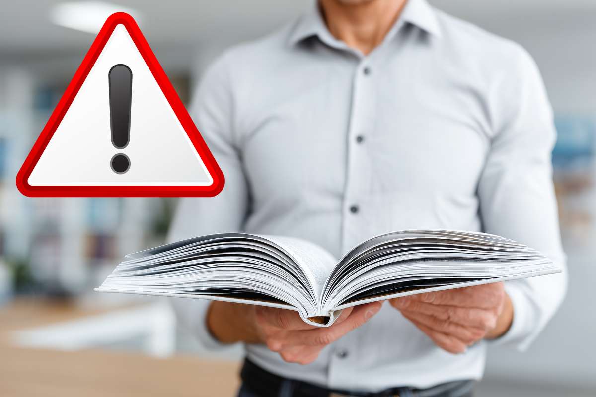 uomo con fogli e simbolo attenzione