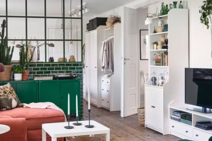 Una salotto arredato con la libreria Hauga, una libreria di IKEA