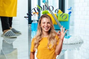 scritta metodo 6/10, donna che fa ok con la mano e sfondo di una donna che pulisce