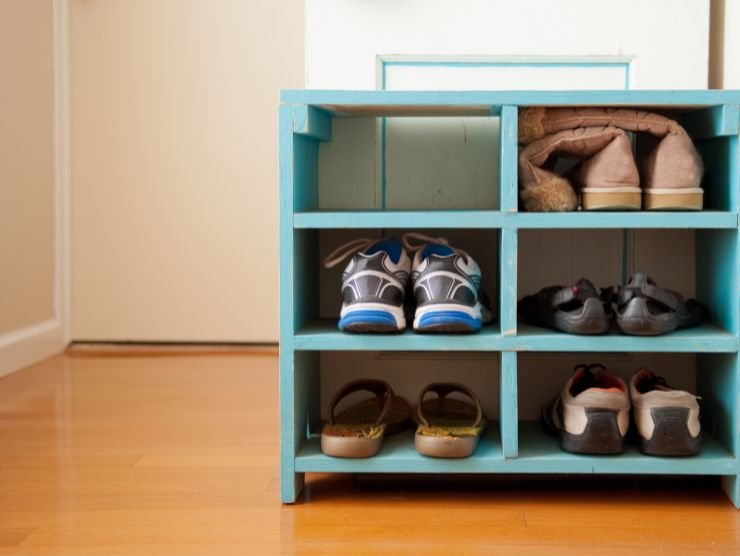 scarpiera azzurra con delle scarpe all'interno