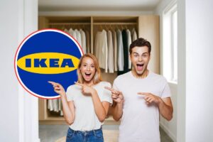 coppia di ragazzi che indica logo ikea e sfondo di una cabina armadio