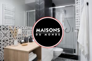 come sfondo un bagno piccolo ma moderno e in primo piano logo di maison du monde