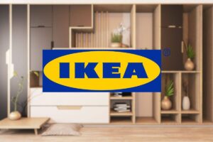 logo ikea in primo piano e parete attrezzata come sfondo
